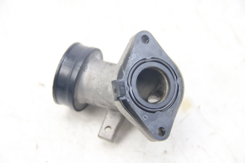 photo de INTAKE MANIFOLD YAMAHA XMAX X-MAX 125 (2006 - 2009) - Alternative perspective