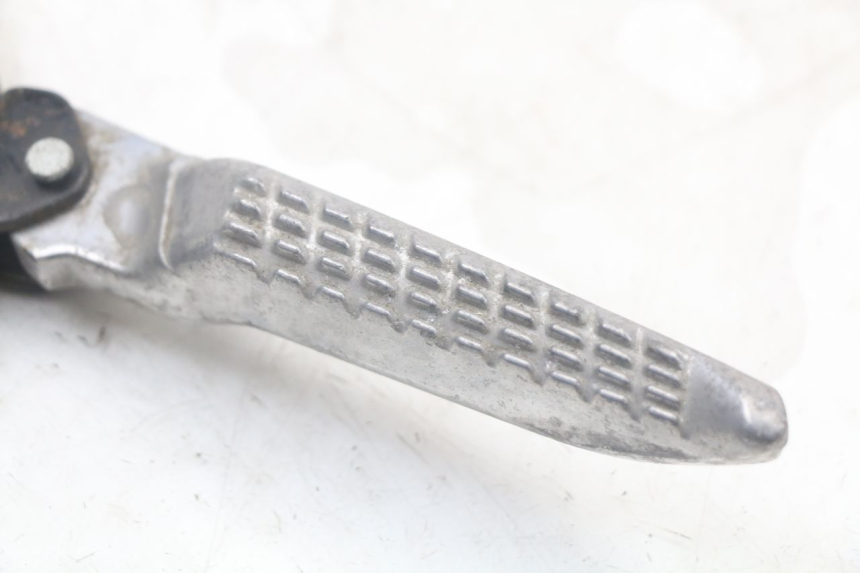 photo de REAR RIGHT FOOTREST BRACKET JONWAY AZTRAL 125 (2008 - 2017) - Alternative perspective