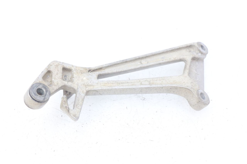 photo de REAR RIGHT FOOTREST MOUNT HONDA CBR R 125 (2003 - 2006) - Component detail