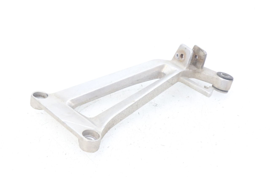 photo de REAR RIGHT FOOTREST MOUNT HONDA CBR R 125 (2003 - 2006) - Alternative perspective