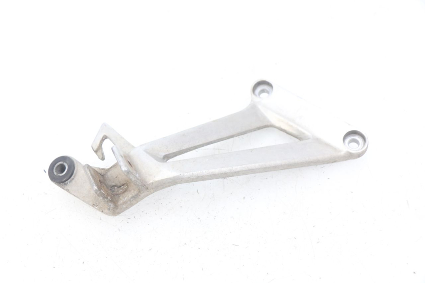 photo de REAR RIGHT FOOTREST MOUNT HONDA CBR R 125 (2003 - 2006) - Technical close-up