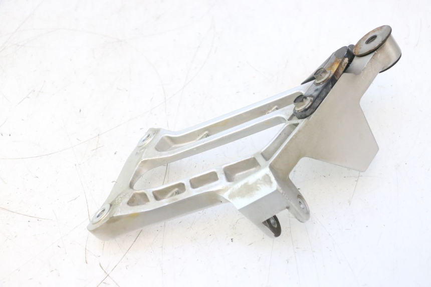 photo de REAR RIGHT FOOTREST MOUNT YAMAHA FJR 1300 (2001 - 2005) - Alternative perspective