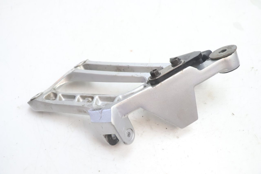 photo de REAR RIGHT FOOTREST MOUNT YAMAHA FJR 1300 (2001 - 2005) - Alternative perspective