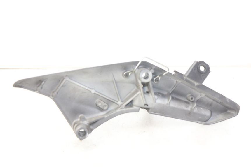photo de RIGHT REAR FOOTREST MOUNTING PLATE HONDA FJS SILVERWING SILVER WING 400 (2009 - 2016) - Alternative perspective