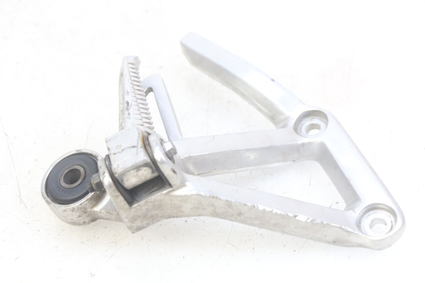 photo de REAR RIGHT FOOTREST BRACKET YAMAHA FZS FAZER 600 (1998 - 2001) - Alternative perspective