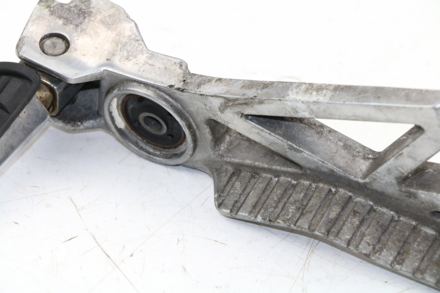 photo de REAR RIGHT FOOTREST MOUNT YAMAHA FZX FAZER 750 (1987 - 1998) - High-resolution close-up
