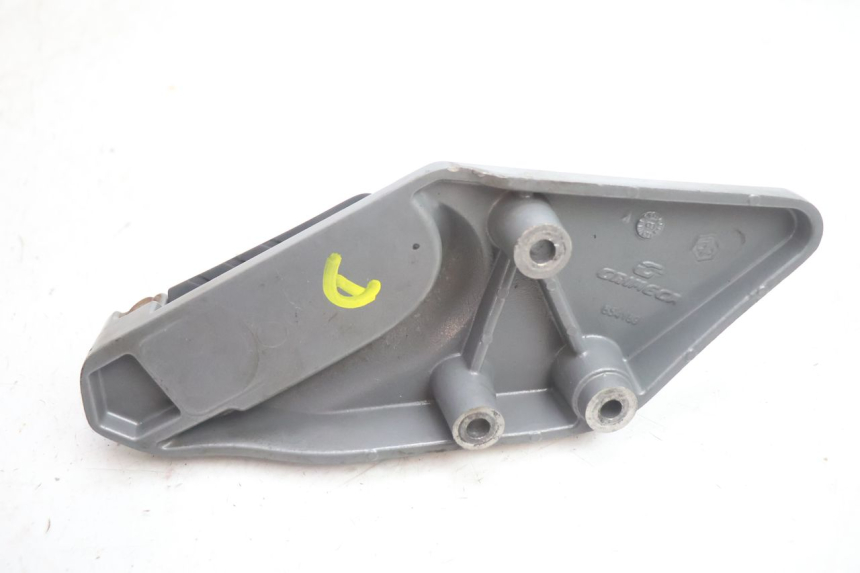 photo de REAR RIGHT FOOTREST MOUNT GILERA GP 800 (2007 - 2013) - Distinctive features