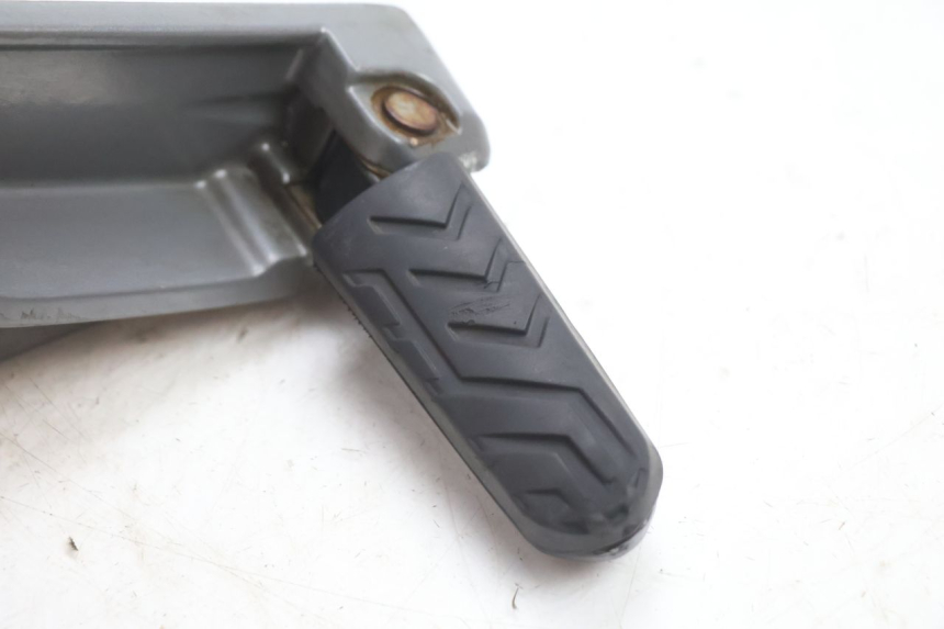 photo de REAR RIGHT FOOTREST MOUNT GILERA GP 800 (2007 - 2013) - Zoom on usage condition