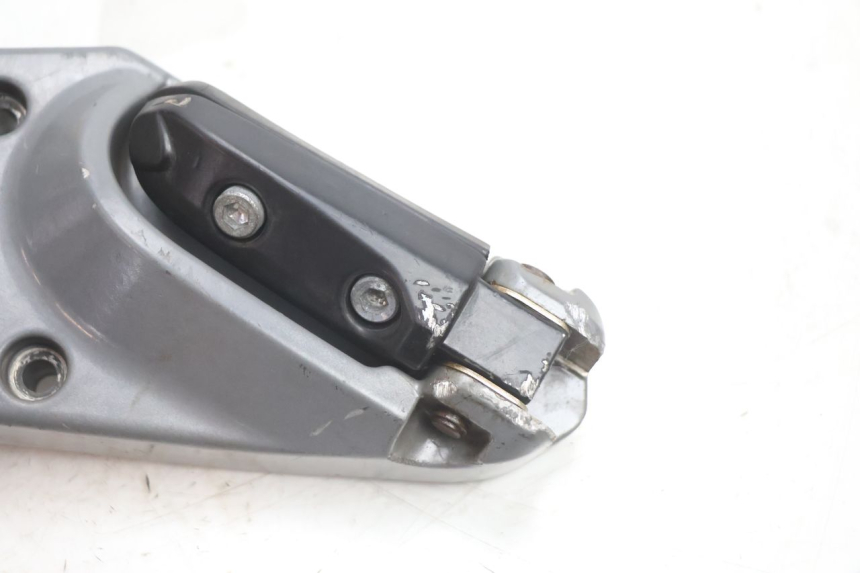 photo de REAR RIGHT FOOTREST MOUNT GILERA GP 800 (2007 - 2013) - Surface and material condition