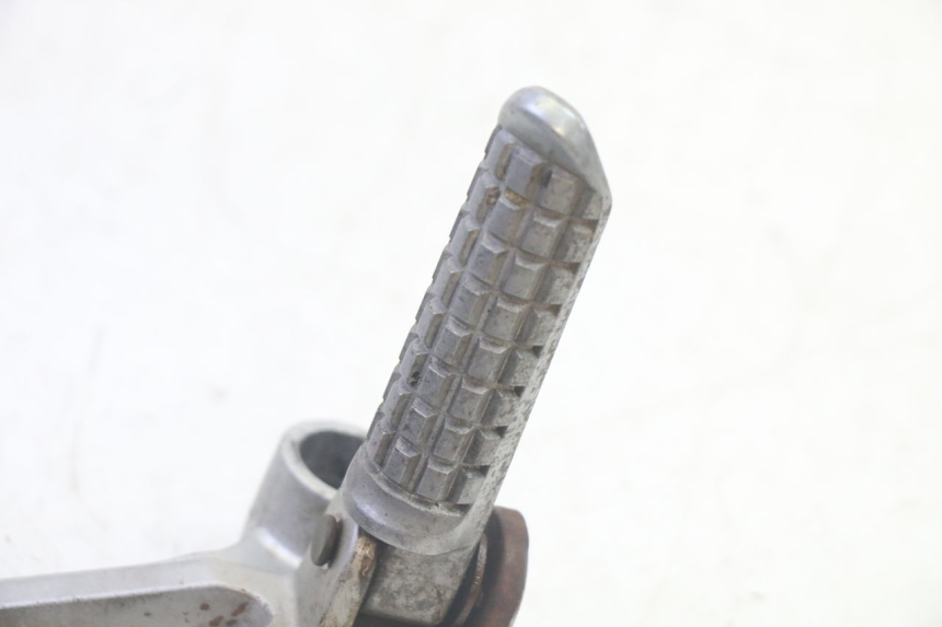photo de RIGHT REAR FOOTPEG BRACKET KAWASAKI GPX R WARBIRD 600 (1988 - 1993) - Alternative perspective