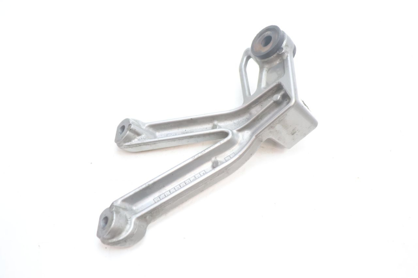 photo de REAR RIGHT FOOTREST MOUNT SUZUKI GSF N BANDIT 1200 (2001 - 2005) - Alternative perspective