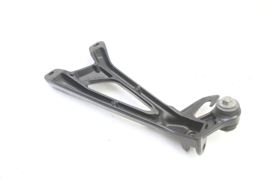 photo de REAR RIGHT FOOTREST MOUNT SUZUKI GSR 750 (2011 - 2017) - Alternative perspective