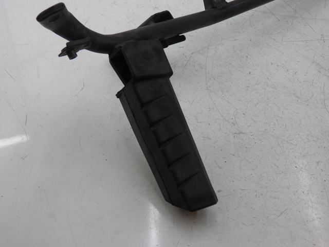photo de REAR RIGHT FOOTREST MOUNT HONDA FES PANTHEON 125 (2003 - 2007) - Technical close-up