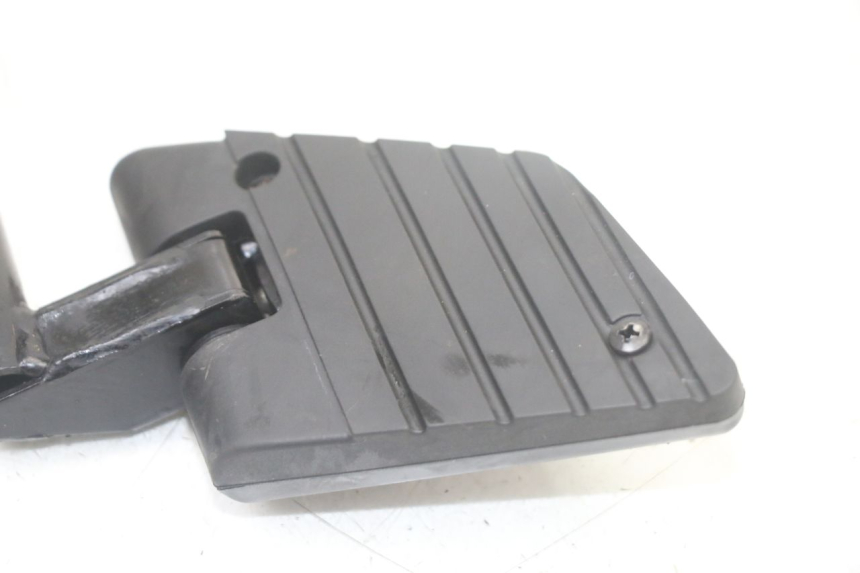 photo de REAR RIGHT FOOTREST MOUNT KYMCO PEOPLE S 125 (2000 - 2008) - Zoom on usage condition