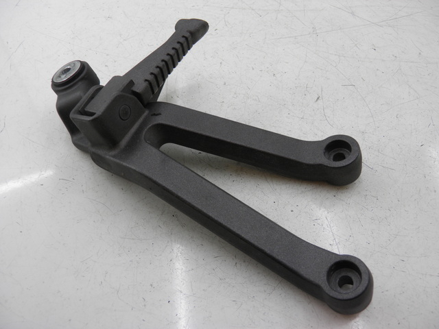 photo de REAR RIGHT FOOTREST MOUNT KYMCO QUANNON NAKED 125 (2010) - Zoom on usage condition