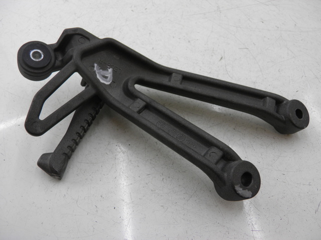 photo de REAR RIGHT FOOTREST MOUNT KYMCO QUANNON NAKED 125 (2010) - Alternative perspective