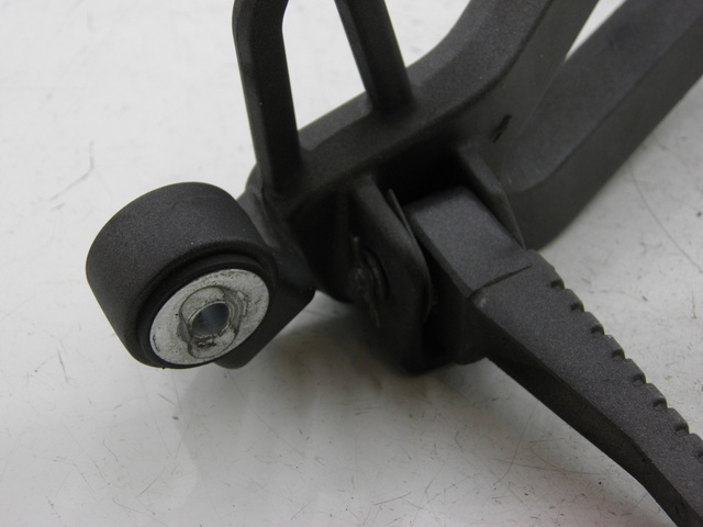 photo de REAR RIGHT FOOTREST MOUNT KYMCO QUANNON NAKED 125 (2010) - Technical close-up