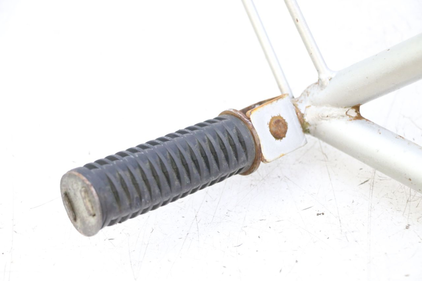 photo de REAR RIGHT FOOTREST MOUNT KYMCO STRYKER OFF ROAD 125 (1999 - 2005) - Fixing points details