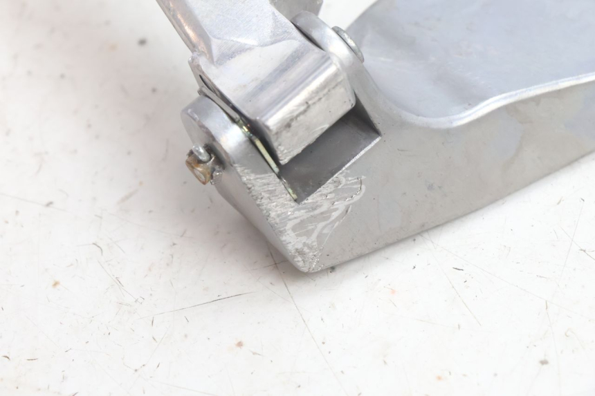 photo de REAR RIGHT FOOTREST MOUNT YAMAHA N-MAX NMAX 125 (2021 - 2024) - Zoom on usage condition