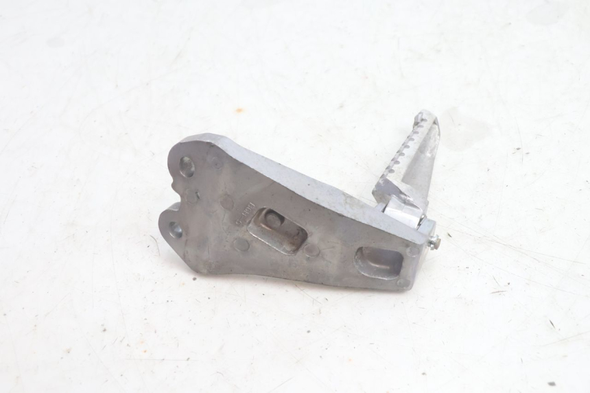 photo de REAR RIGHT FOOTREST MOUNT YAMAHA N-MAX NMAX 125 (2021 - 2024) - Fixing points details