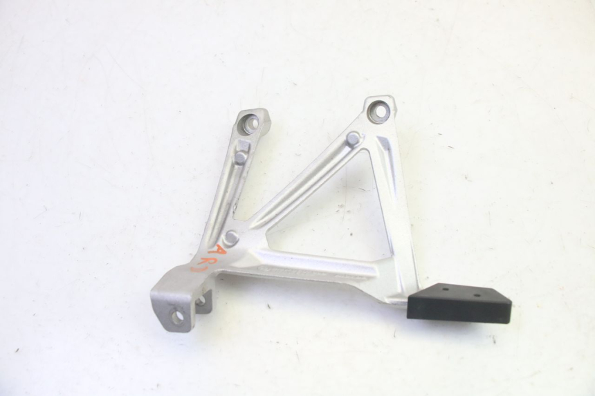 photo de REAR RIGHT FOOTREST MOUNT BMW R GS 1250 (2021 - 2024) - Zoom on usage condition