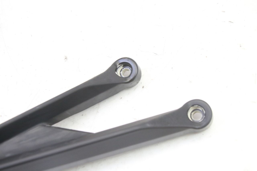 photo de REAR RIGHT FOOTREST MOUNT MAG POWER R-STREET 50 (2016 - 2025) - Zoom on usage condition