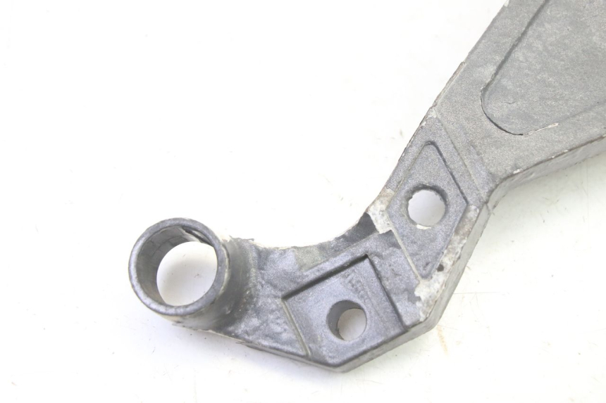 photo de REAR RIGHT FOOTREST MOUNT TRIUMPH SPRINT 900 (1995 - 1998) - Component detail