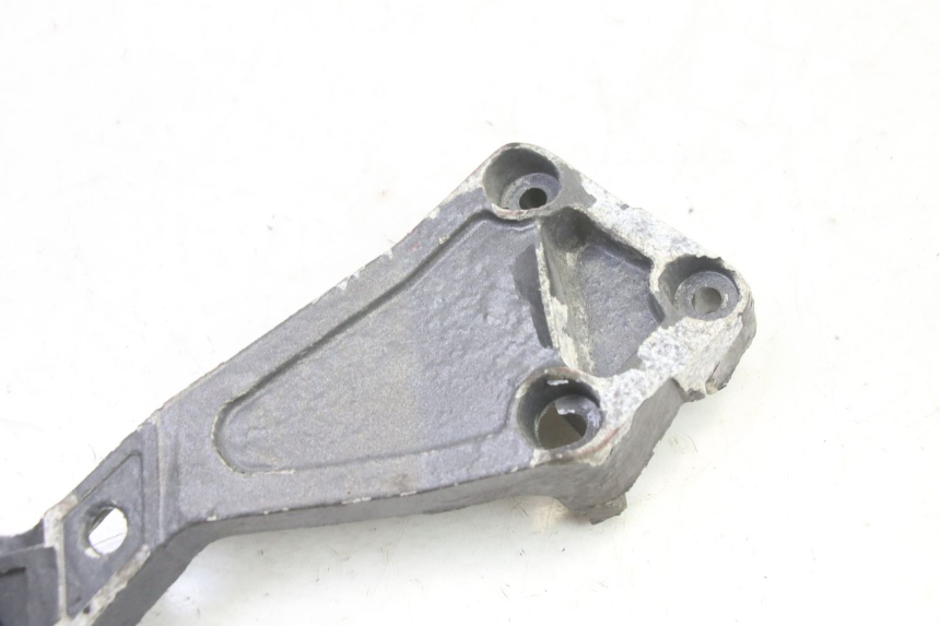 photo de REAR RIGHT FOOTREST MOUNT TRIUMPH SPRINT 900 (1995 - 1998) - Alternative perspective