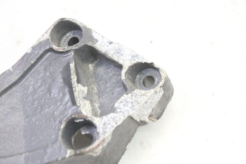 photo de REAR RIGHT FOOTREST MOUNT TRIUMPH SPRINT 900 (1995 - 1998) - Technical close-up