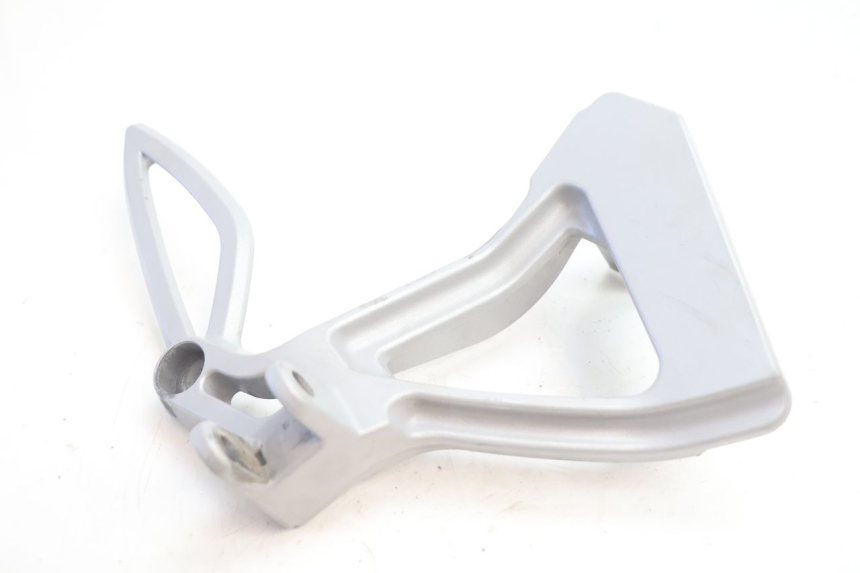 photo de REAR RIGHT FOOTREST MOUNT CAN-AM SPYDER RS 1000 (2008 - 2012) - Zoom on usage condition