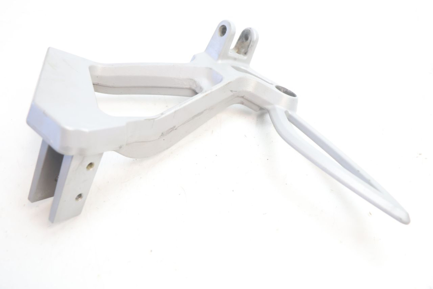 photo de REAR RIGHT FOOTREST MOUNT CAN-AM SPYDER RS 1000 (2008 - 2012) - Alternative perspective