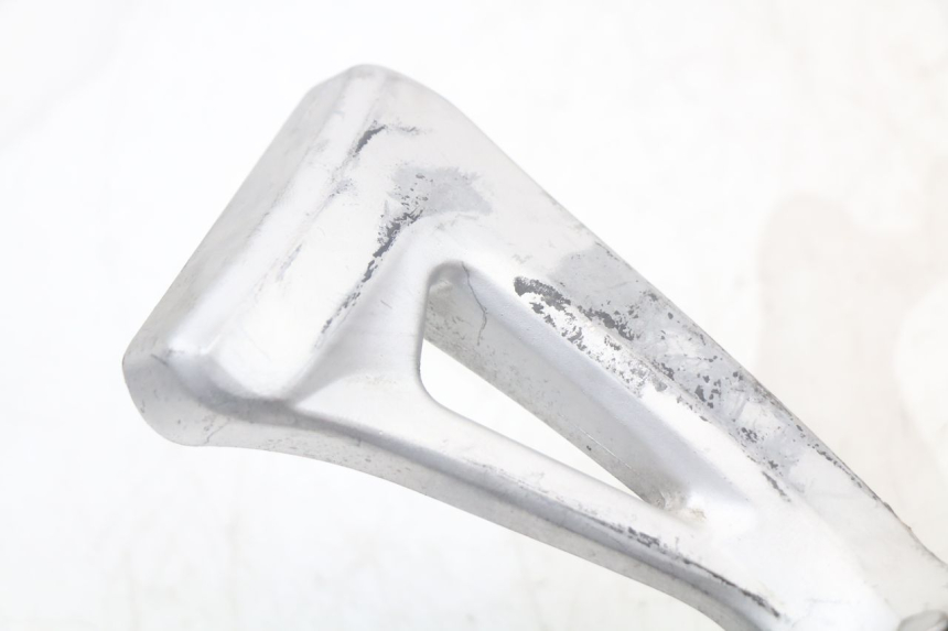 photo de RIGHT REAR FOOTREST MOUNTING PLATE SUZUKI SV N 650 (1999 - 2002) - Zoom on usage condition