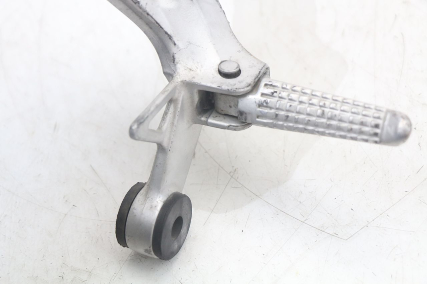 photo de RIGHT REAR FOOTREST MOUNTING PLATE SUZUKI SV N 650 (1999 - 2002) - Alternative perspective