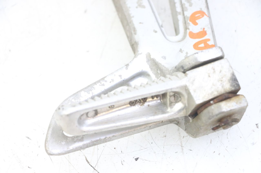 photo de RIGHT REAR FOOTREST MOUNTING PLATE YAMAHA TDR DELTABOX 125 (1997 - 2003) - Alternative perspective