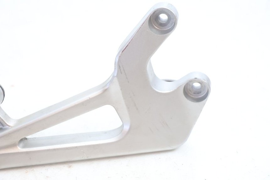 photo de RIGHT REAR FOOTREST MOUNTING PLATE HONDA VFR FI RC46 800 (1998 - 2001) - Zoom on usage condition