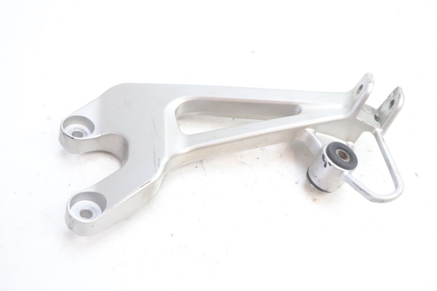 photo de RIGHT REAR FOOTREST MOUNTING PLATE HONDA VFR FI RC46 800 (1998 - 2001) - Fixing points details