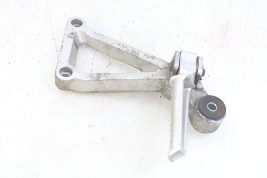 photo de RIGHT REAR FOOTREST MOUNTING PLATE DAELIM VJ ROADWIN FI 125 (2008 - 2017) - Alternative perspective