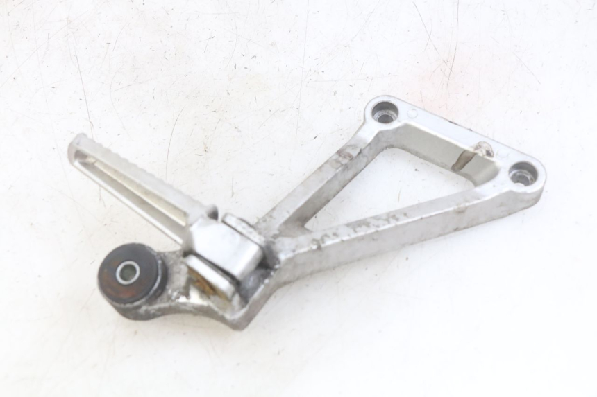 photo de RIGHT REAR FOOTREST MOUNTING PLATE DAELIM VJ ROADWIN FI 125 (2008 - 2017) - Technical close-up