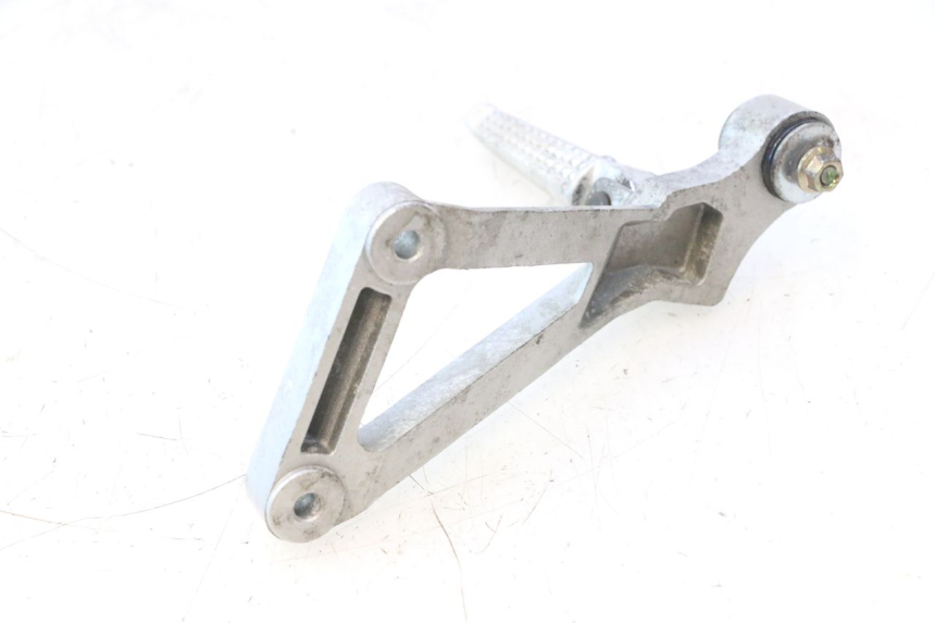 photo de REAR RIGHT FOOTREST MOUNT DAELIM VJ ROADWIN 125 (2004 - 2007) - Alternative perspective