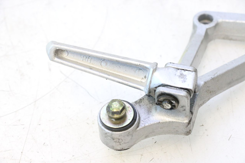 photo de REAR RIGHT FOOTREST MOUNT DAELIM VJ ROADWIN 125 (2004 - 2007) - Fixing points details