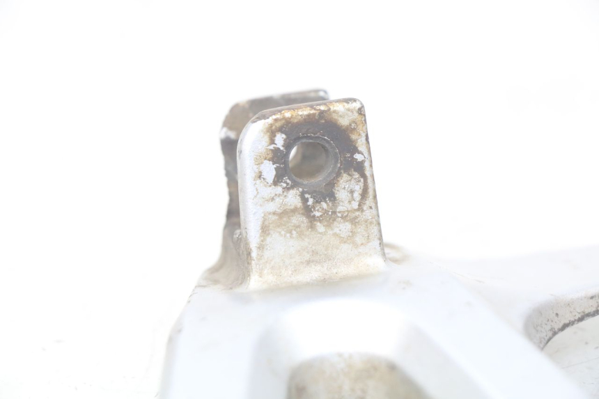 photo de RIGHT REAR FOOTREST MOUNTING PLATE SUZUKI XF FREEWIND 650 (1997 - 2003) - Technical close-up