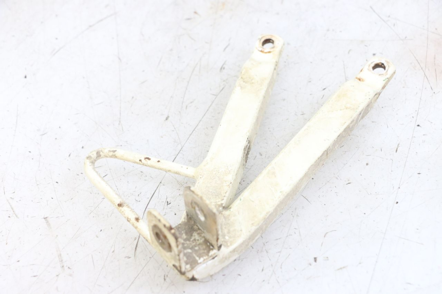 photo de RIGHT REAR FOOTREST MOUNTING PLATE PEUGEOT XP6 50 (1997 - 2003) - Alternative perspective