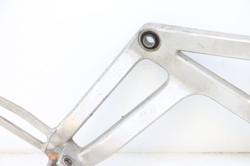 photo de REAR RIGHT FOOTREST MOUNT HONDA XRV AFRICA TWIN 750 (1990 - 1992) - Distinctive features