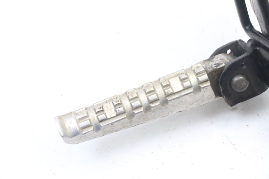 photo de REAR RIGHT FOOTREST MOUNT YAMAHA TZR 50 (2008 - 2016) - Component detail