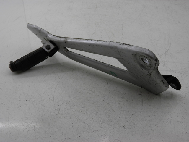 photo de REAR RIGHT FOOTREST MOUNT YAMAHA YBR 125 (2004 - 2006) - Main view