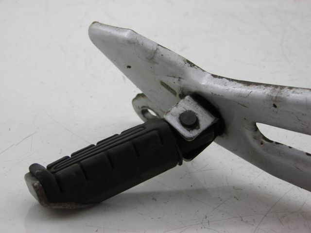 photo de REAR RIGHT FOOTREST MOUNT YAMAHA YBR 125 (2004 - 2006) - Component detail