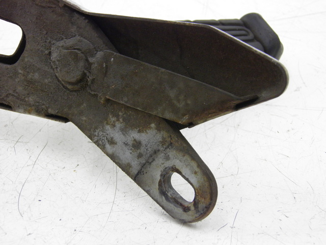 photo de REAR RIGHT FOOTREST MOUNT YAMAHA YBR 125 (2004 - 2006) - Alternative perspective