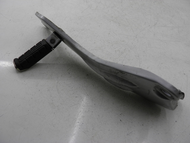 photo de REAR RIGHT FOOTREST MOUNT YAMAHA YBR CUSTOM 125 (2008 - 2010) - Zoom on usage condition