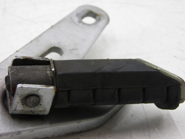 photo de REAR RIGHT FOOTREST MOUNT YAMAHA YBR CUSTOM 125 (2008 - 2010) - Checked used part