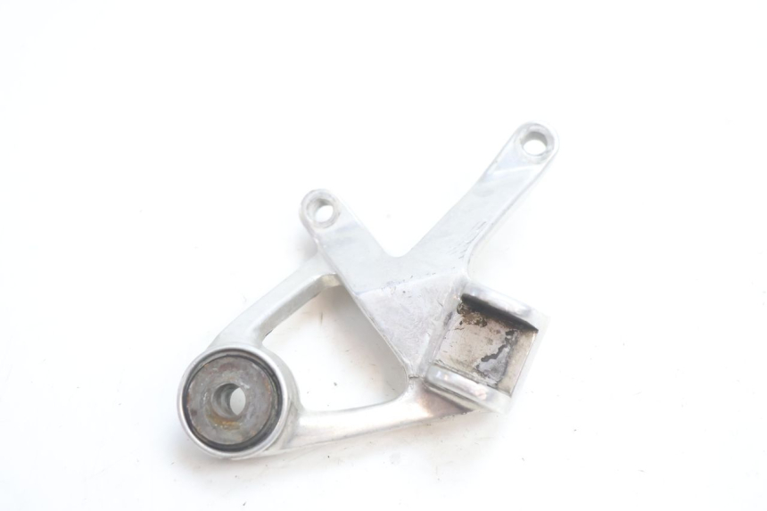 photo de REAR RIGHT FOOTREST MOUNT YAMAHA YZF R GENESIS 750 (1993 - 1998) - Component detail